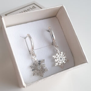 Hobekorvarongad-lumehelvestega