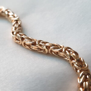 kuldkett kuning stiilis