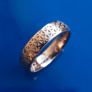 Naiste abielusõrmus elulille mustriga