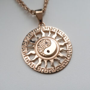 Kullast ripats päike