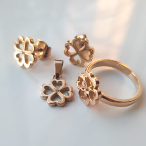 kullast kõrvarõngad, sõrmus ja ripats