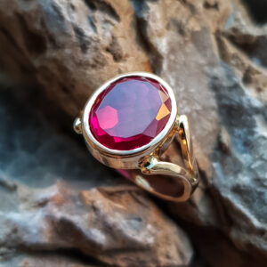 kuldsõrmus naistele kiviga