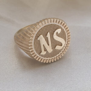 kuldsõrmus initsiaalidega