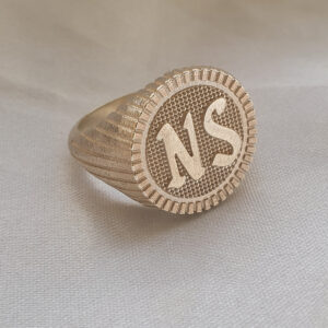 kuldsõrmus initsiaalidega naistele