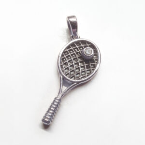 Valgest-kullast-ripats-tennisereket