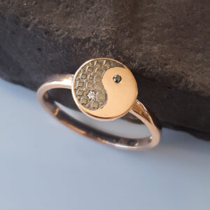 Kullast-sormus-Ying-ja-Yang